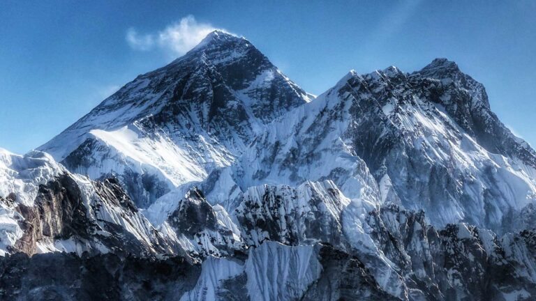 How Many Dead Bodies Are On Mount Everest