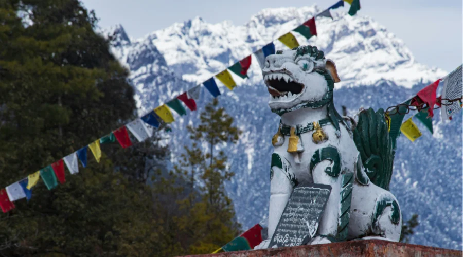 Beautiful Statues with mountain in the background
