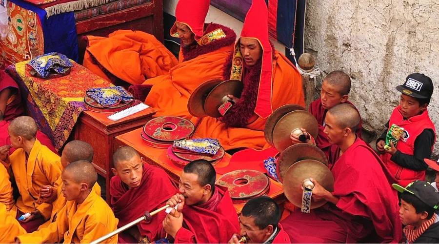 Saga Dawa Festival 2026: Date, Meaning, and Importance for Kailash Yatra 3 Group of monks doing the prayers